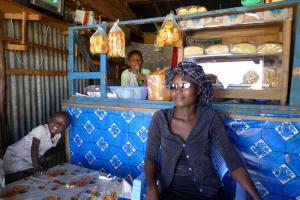 Eine Frau sitzt vor einer Theke